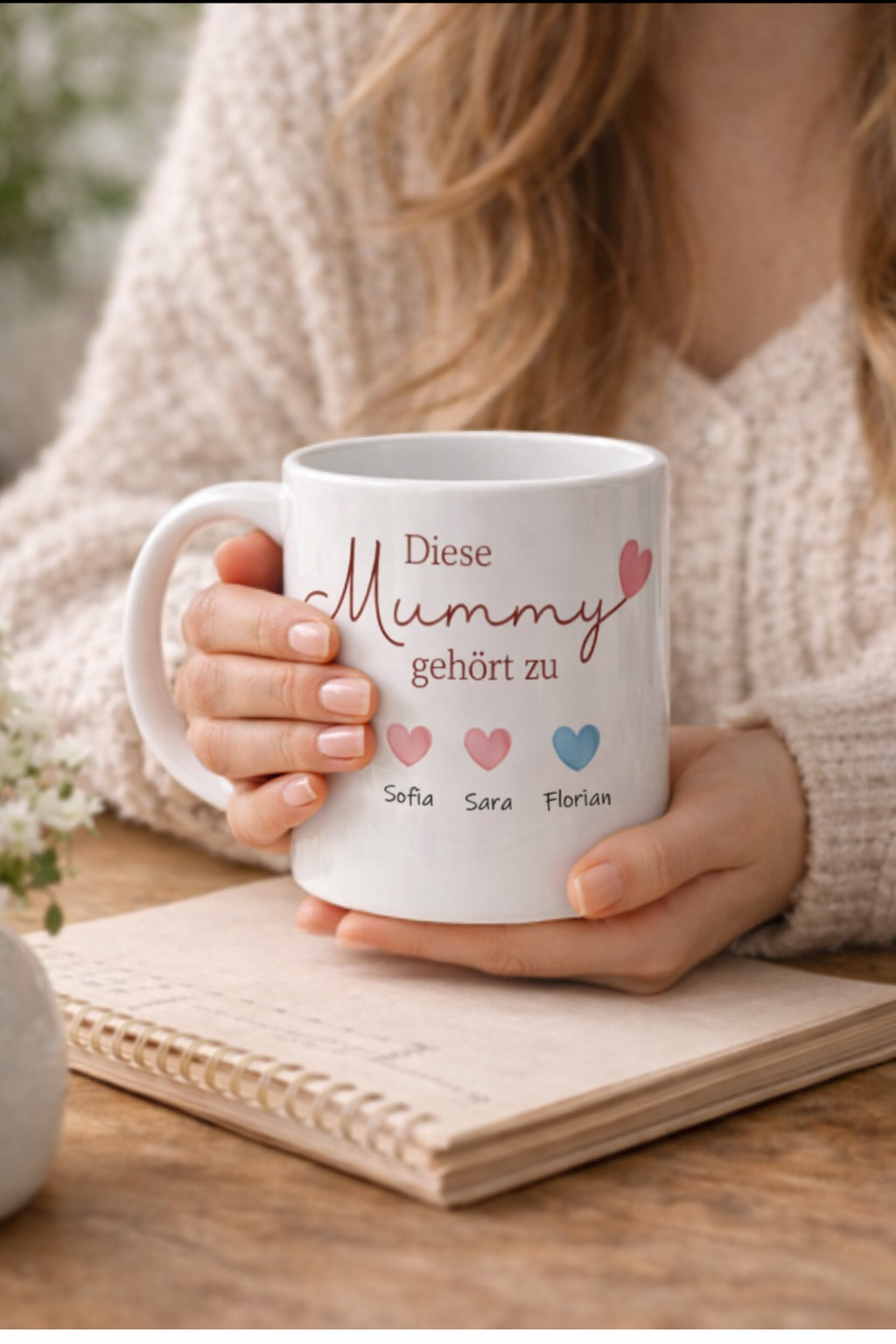 Personalisierte Tasse „Diese Mummy gehört zu“ mit Namen & Herzdesign